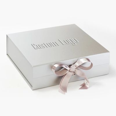 Scatola regalo a forma A4 con nastro e chiusura magnetica per un packaging elegante