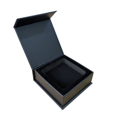 Materiali riciclati Scatola regalo magnetica con logo del francobollo nero argento opaco e inserto EVA