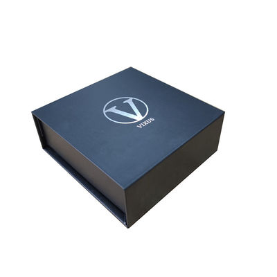 Materiali riciclati Scatola regalo magnetica con logo del francobollo nero argento opaco e inserto EVA