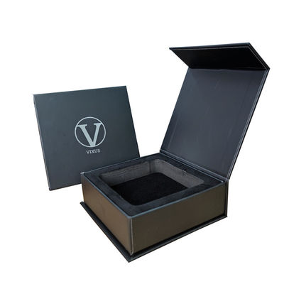 Materiali riciclati Scatola regalo magnetica con logo del francobollo nero argento opaco e inserto EVA