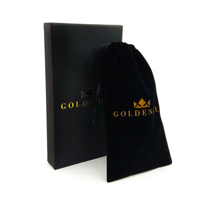 Elegante cassetto nero rigido con logo personalizzato in foglio oro e rivestimento di velluto morbido