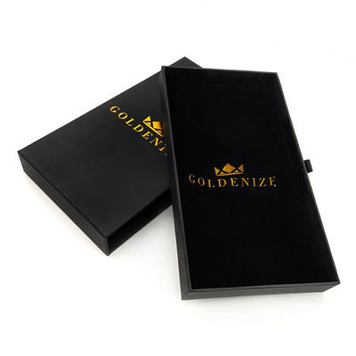 Elegante cassetto nero rigido con logo personalizzato in foglio oro e rivestimento di velluto morbido