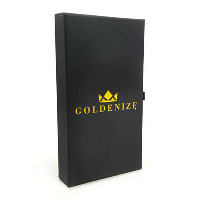 Elegante cassetto nero rigido con logo personalizzato in foglio oro e rivestimento di velluto morbido