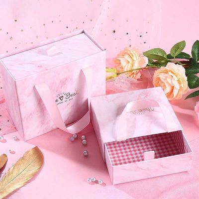 Carta rigida di lusso, confezionata in piccoli cassetti, con logo personalizzato e materiale riciclabile