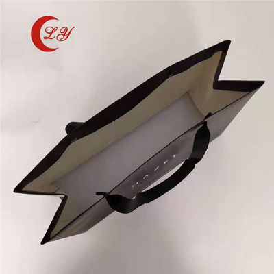 Sacchetti di carta nero per regali ecologici con il tuo logo realizzati con materiali riciclati