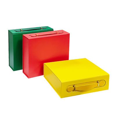 Scatola regalo con logo personalizzato realizzata con cartone riciclabile e manico pratico in pelle