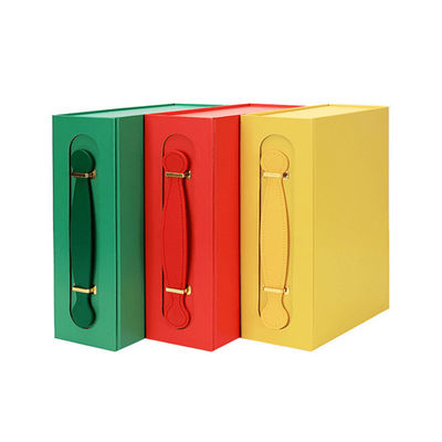 Scatola regalo con logo personalizzato realizzata con cartone riciclabile e manico pratico in pelle