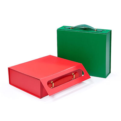 Scatola regalo con logo personalizzato realizzata con cartone riciclabile e manico pratico in pelle