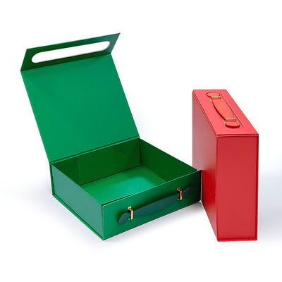 Scatola regalo con logo personalizzato realizzata con cartone riciclabile e manico pratico in pelle