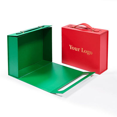 Scatola regalo con logo personalizzato realizzata con cartone riciclabile e manico pratico in pelle