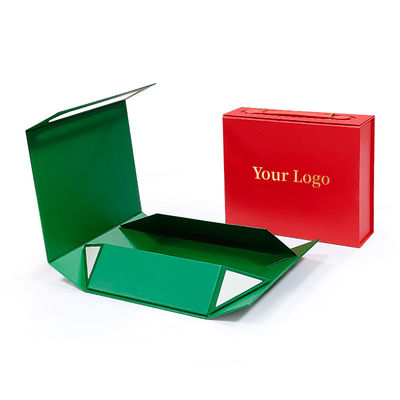 Scatola regalo con logo personalizzato realizzata con cartone riciclabile e manico pratico in pelle