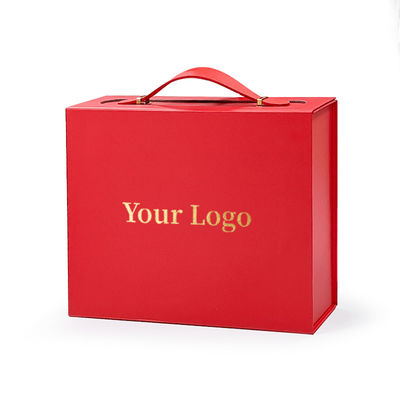 Scatola regalo con logo personalizzato realizzata con cartone riciclabile e manico pratico in pelle