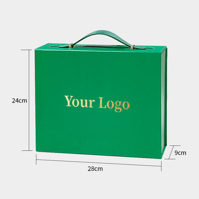 Scatola regalo con logo personalizzato realizzata con cartone riciclabile e manico pratico in pelle
