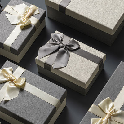 High End Gift Box Packaging Dimensioni personalizzabili Per San Valentino Giornata della mamma Arco nero bianco Decorazione Gift Box