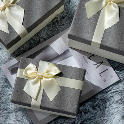 High End Gift Box Packaging Dimensioni personalizzabili Per San Valentino Giornata della mamma Arco nero bianco Decorazione Gift Box