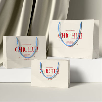 Sacchetti per la spesa di abbigliamento personalizzati Imballaggio Lusso Cartoncino Avorio Carta Kraft Sacchetto regalo per la spesa Logo personalizzato