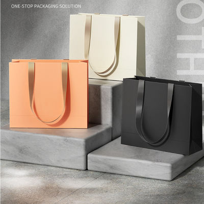 Indumenti personalizzati borse da shopping confezionamento lussuoso cartone d'avorio carta kraft a basso prezzo borsa regalo per lo shopping logo personalizzato