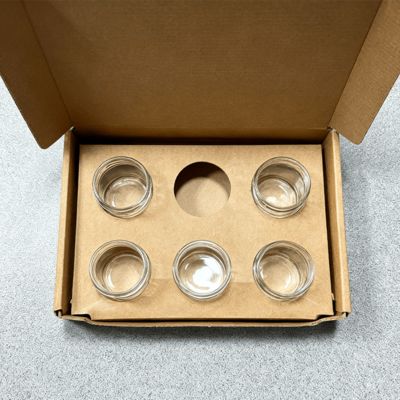 Scatola regalo personalizzata in cartone ondulato Kraft da 6 pezzi per barattolo di candela profumata da 2 once con stampa a lamina d'oro e laminazione opaca