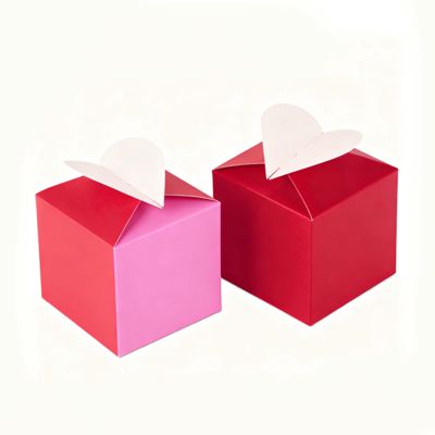 Scatena l'amore del fascino con la nostra esclusiva scatola di carte a forma di cuore, rivestimento in spugna laminata lucida opaca, ogni momento speciale, maniglia per candele