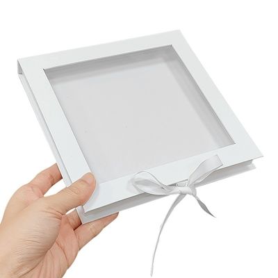 Imballaggio per collane in cartone a battuto magnetico su misura, ecologico e con finestra trasparente