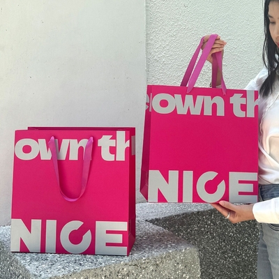Personalizzazione stampata LOGO Sacchetti di carta eco-friendly Borsa di carta Kraft all'ingrosso di stampa di alta qualità per abbigliamento